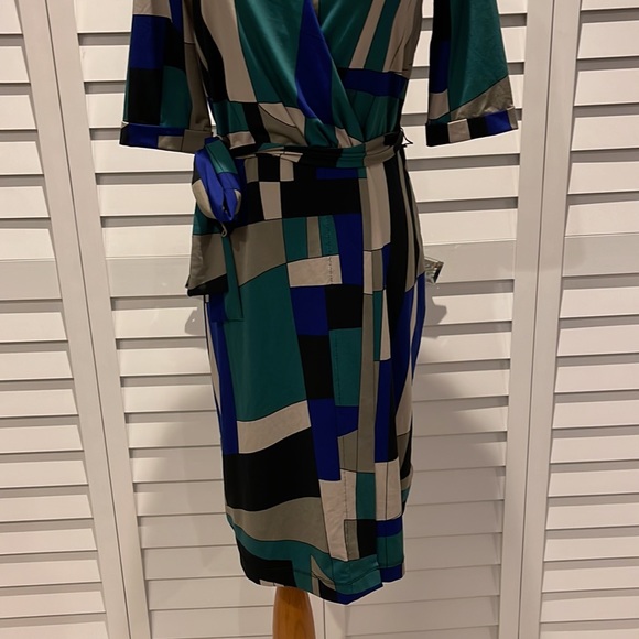 Oui Collection MIDI V-Neck MIDI Dress in an asymmetrical Print with Belt. - Picture 3 of 12